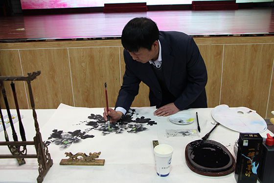 省直机关团工委书记丁荣现场作画4 省直机关团工委书记丁荣现场作画4