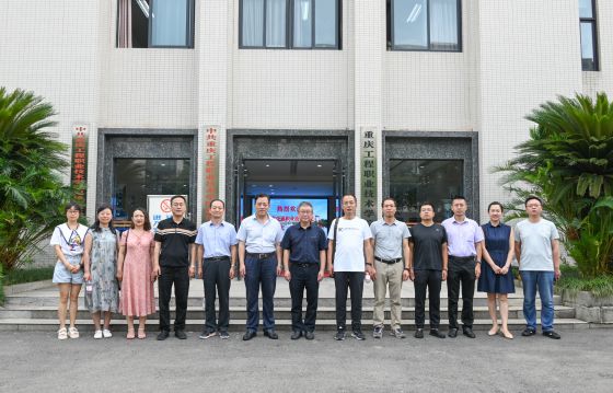 2.在重庆工程职业技术学院考察学习