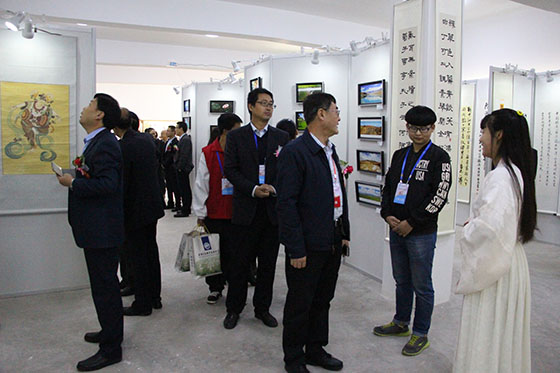 15嘉宾参观书画展