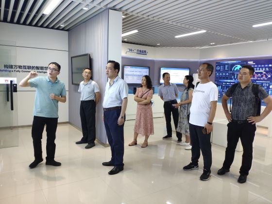 3.在重庆电子工程技术学院考察学习