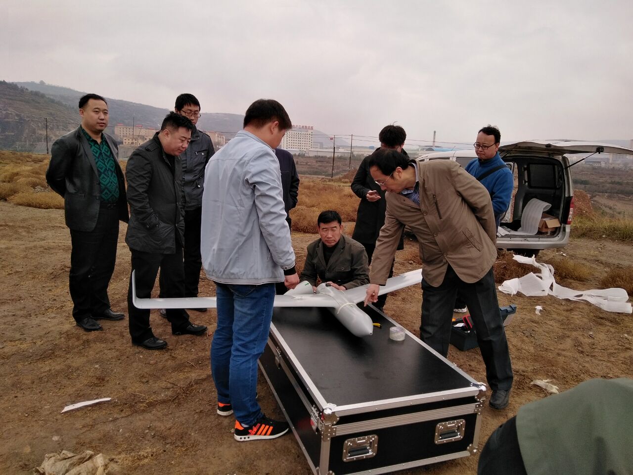 1 技术人员培训无人机组装
