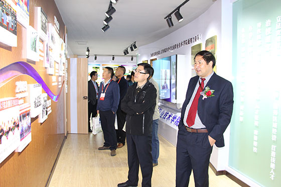 16嘉宾参观电子校史馆