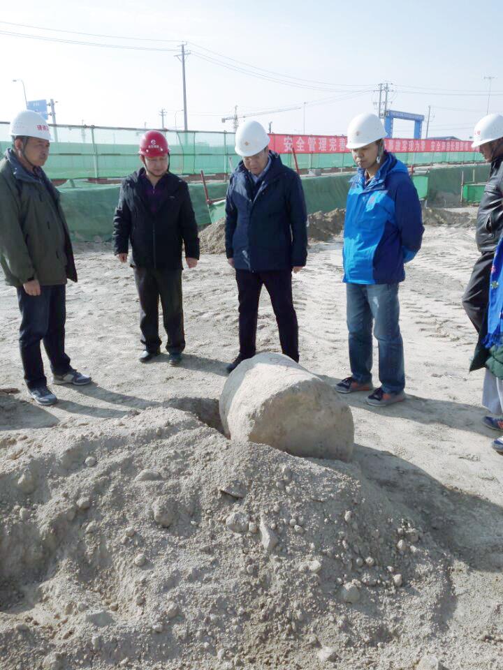 查看我院新校区学生公寓建设工地