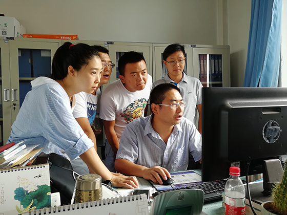 3招生工作人员聚精会神录取考生