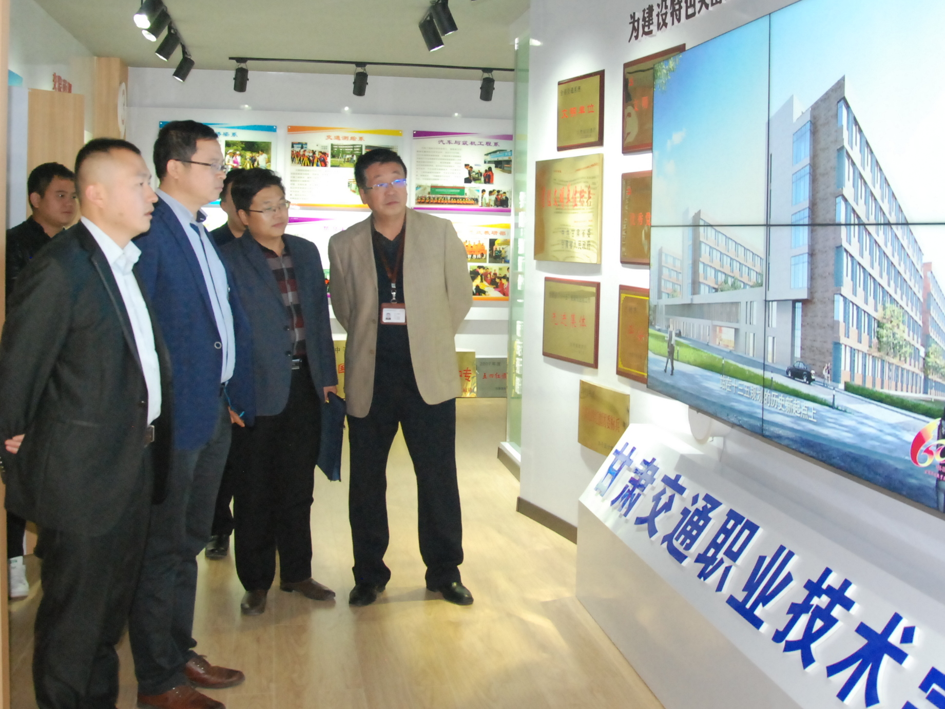 参观校展室