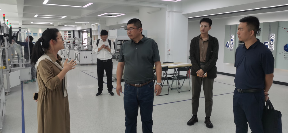 参观河南机电学院.jpg