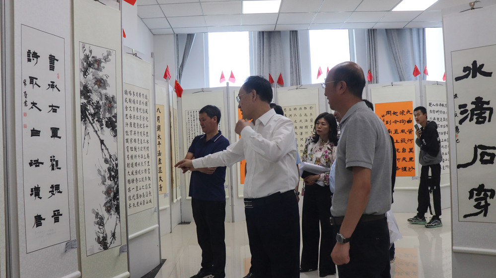 学院"奋进新征程·翰墨颂华章"暨廉洁文化进校园师生书画作品展开幕