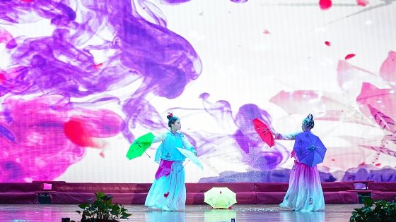 魔术《轻裳丝路》