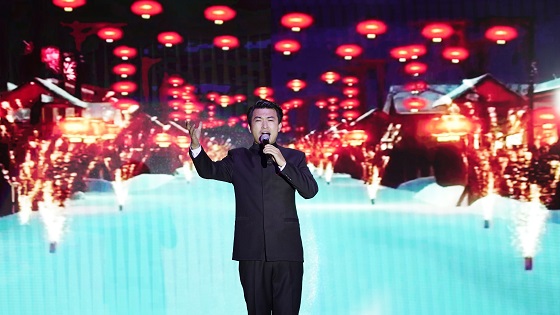 男声独唱《欢聚一堂》《幸福中国一起走》